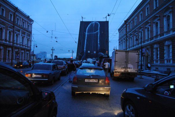 На Литейный мост ночью перед разводом со стороны Пироговской набережной неизвестными лицами было нанесено граффити непристойного содержания.
